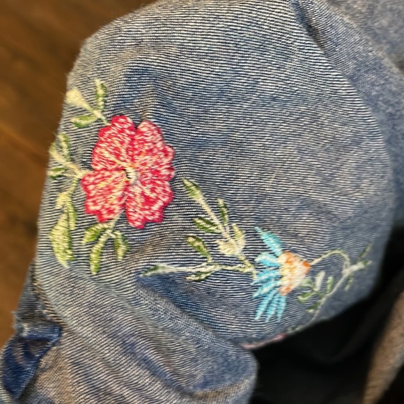 New Directions Jeans embroidered top - Picture 9 of 9